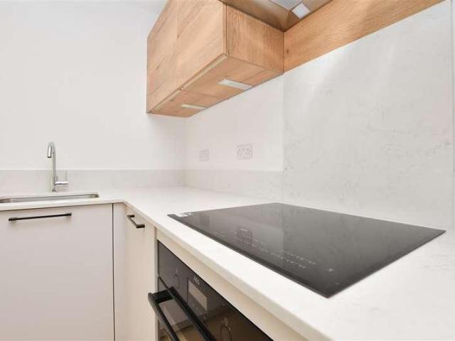 Flat for sale in Red Hill, Surrey