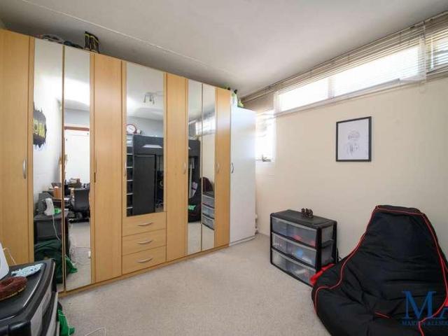 Flat for sale in Elstree and Borehamwood, Elstree