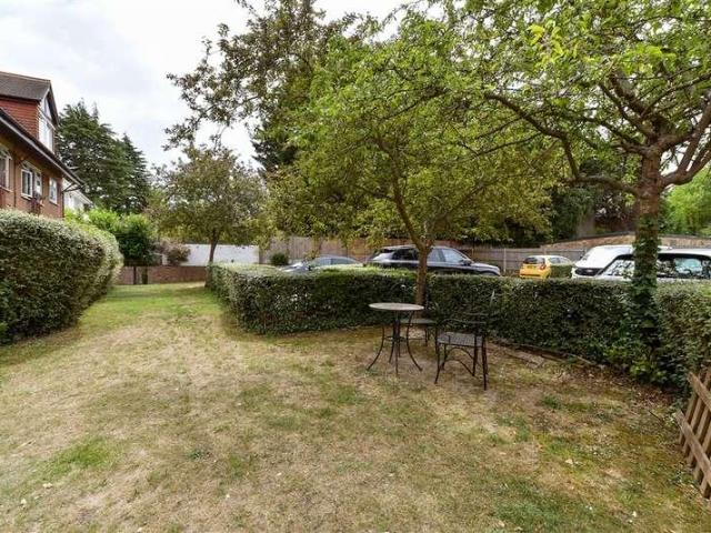 Flat for sale in Carshalton Beeches, Greater London