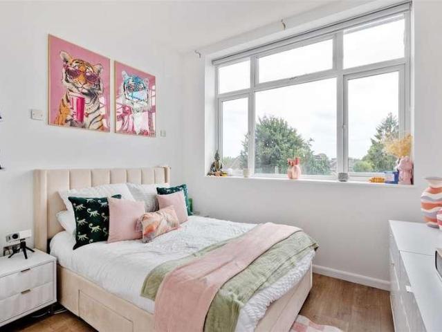 Flat for sale in London Borough of Merton, Merton Park