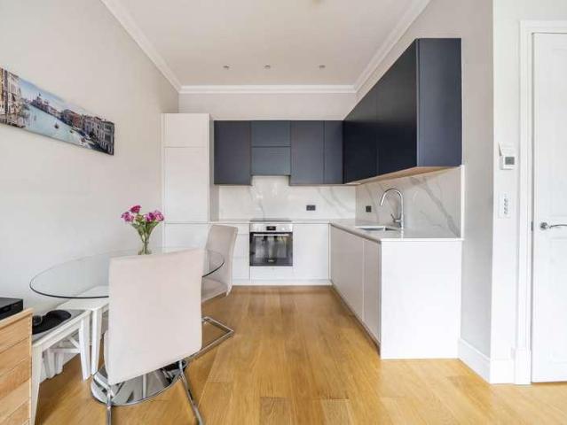 Flat for sale in London Borough of Ealing, Greater London