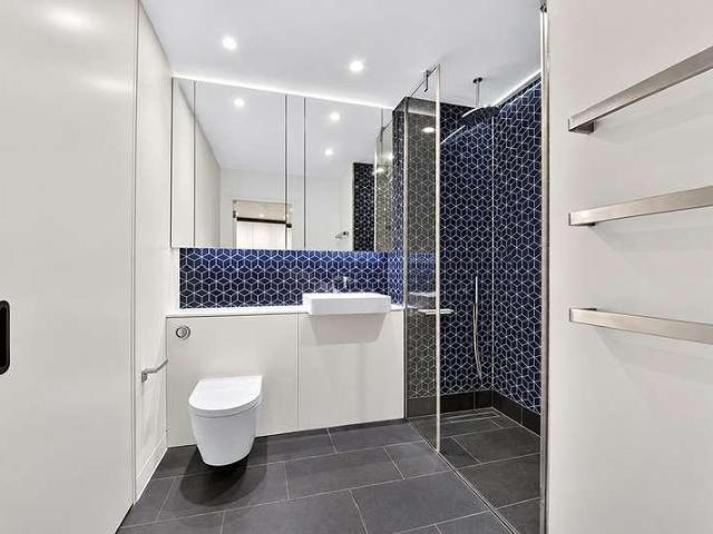 Flat for sale in Shepherd's Bush, Greater London