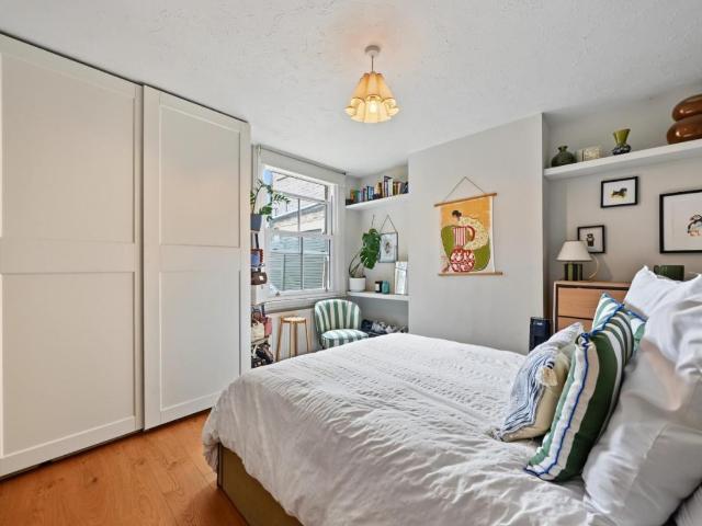Flat for sale in Stamford Hill, Greater London