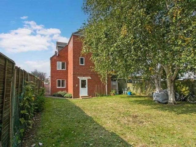 Flat for sale in Slough