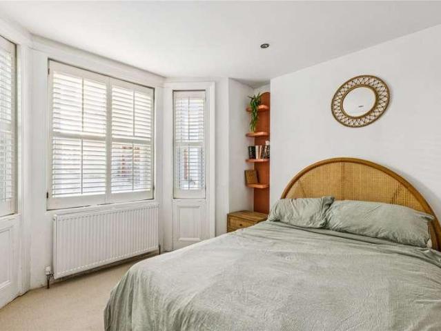 Flat for sale in Clapham Junction, Greater London