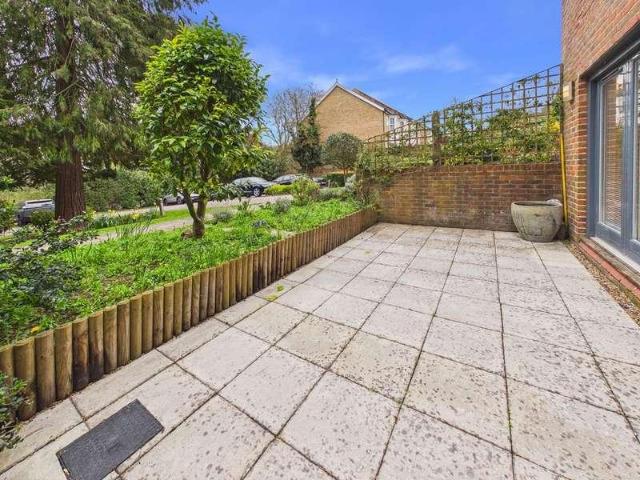 Flat for sale in London Borough of Croydon, Kenley