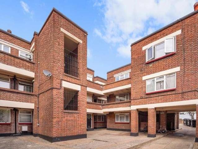 Flat for sale in Leytonstone, Greater London