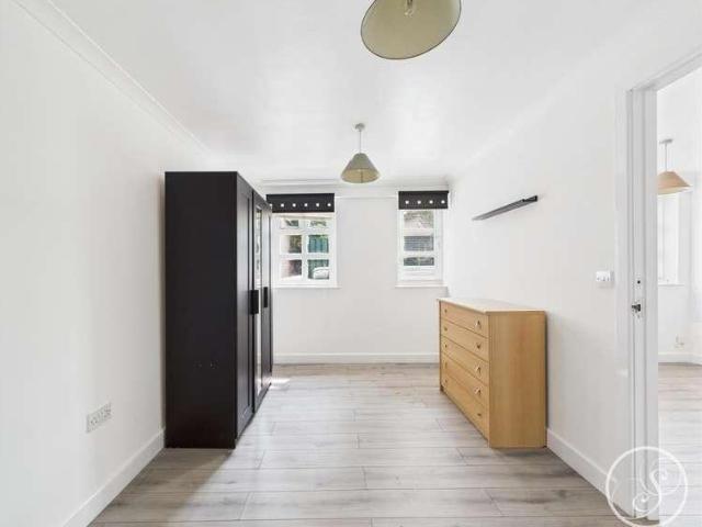 Flat for sale in West Yorkshire