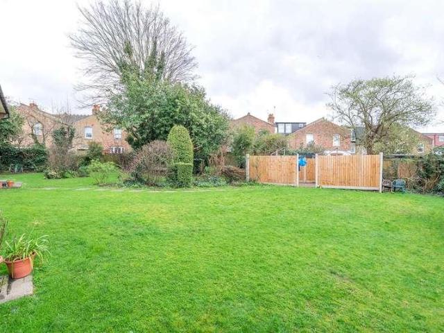 Flat for sale in Colney Hatch, Greater London