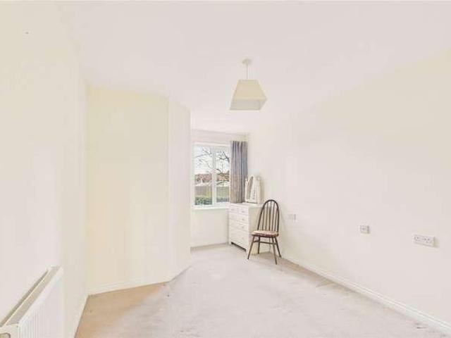 Flat for sale in Heol-las, Surrey