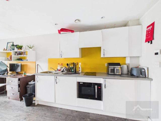 Flat for sale in Islington, Calderstones