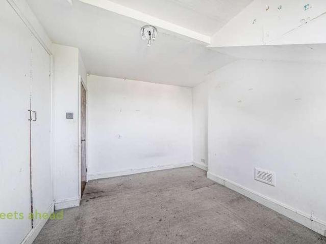 Flat for sale in London Borough of Croydon, Addiscombe