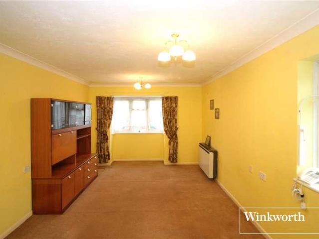 Flat for sale in Elstree and Borehamwood, Borehamwood