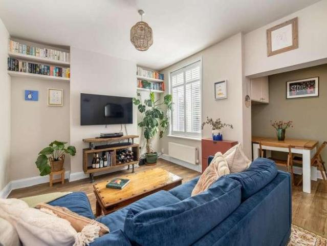 Flat for sale in East Dulwich, Greater London