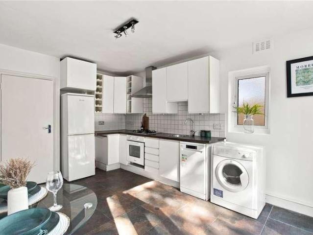 Flat for sale in Tooting Graveney, Greater London