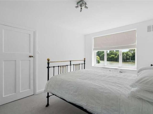 Flat for sale in Strawberry Hill, Greater London