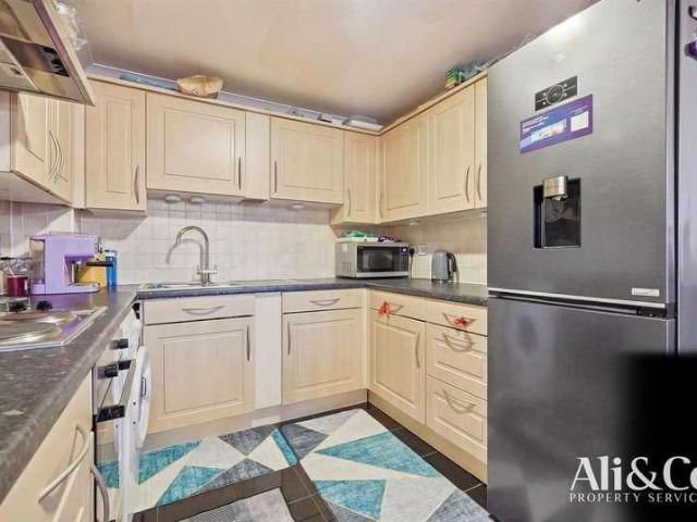 Flat for sale in Grays, Essex