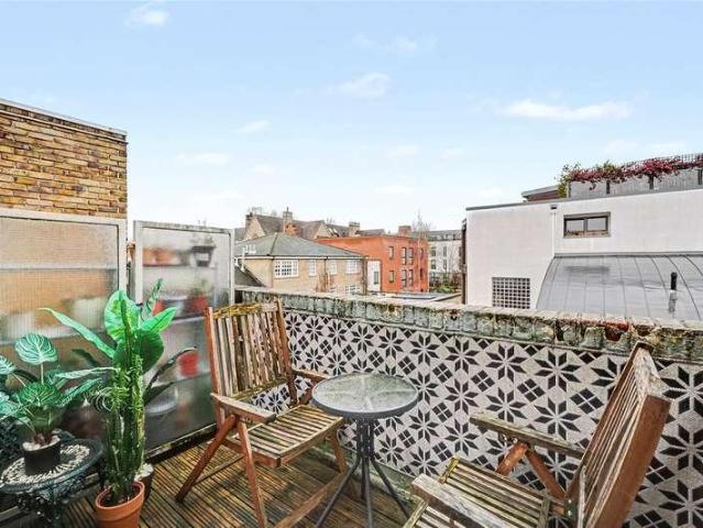 Flat for sale in Highbury, Greater London