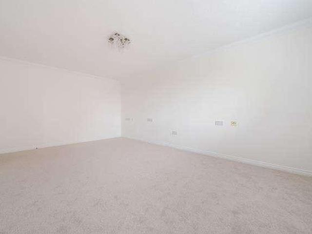 Flat for sale in Heol-las, Surrey