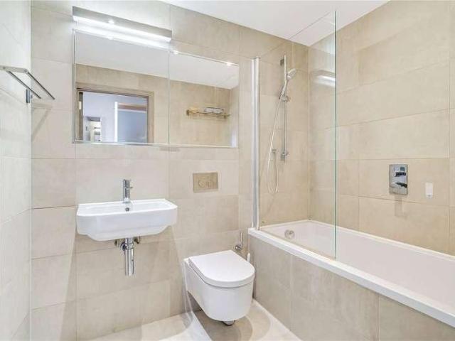 Flat for sale in Battersea, Greater London