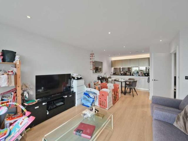 Flat for sale in Brentford, London Borough of Hounslow