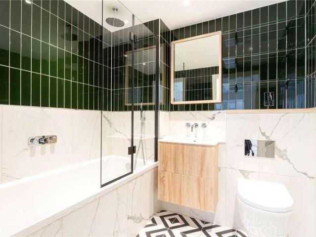 Flat for sale in Clapham Junction, Greater London