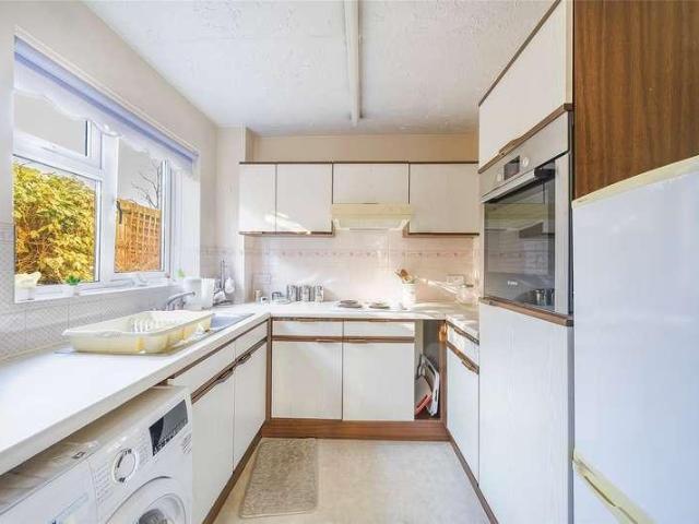 Flat for sale in Wallington, Greater London