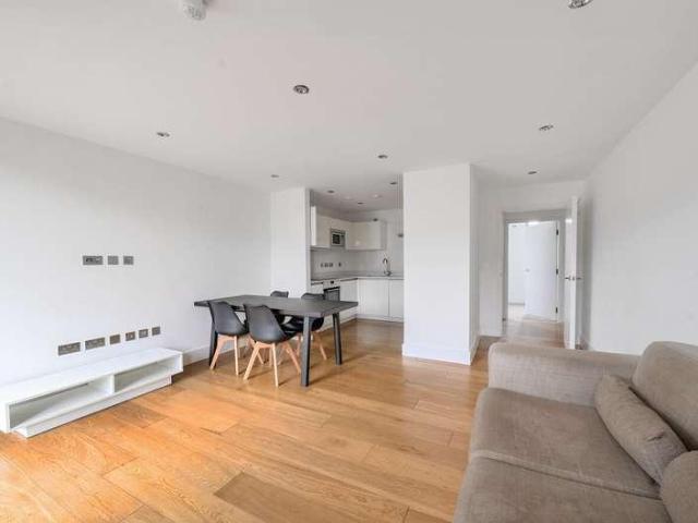 Flat for sale in North Kensington, Greater London