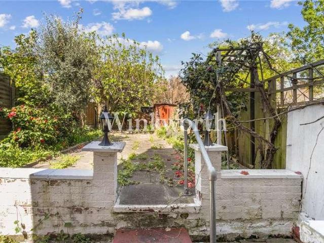 Flat for sale in Harringay, Greater London