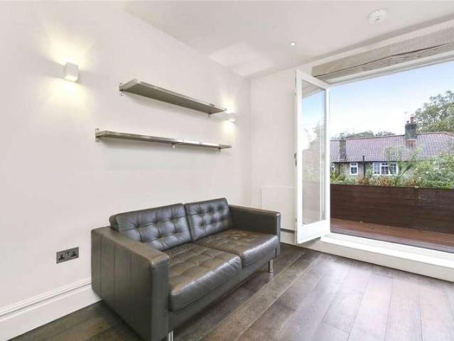 Flat for sale in Shepherd's Bush, Greater London