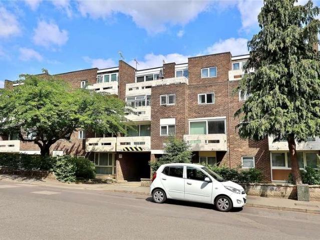 Flat for sale in Horsell, Woking