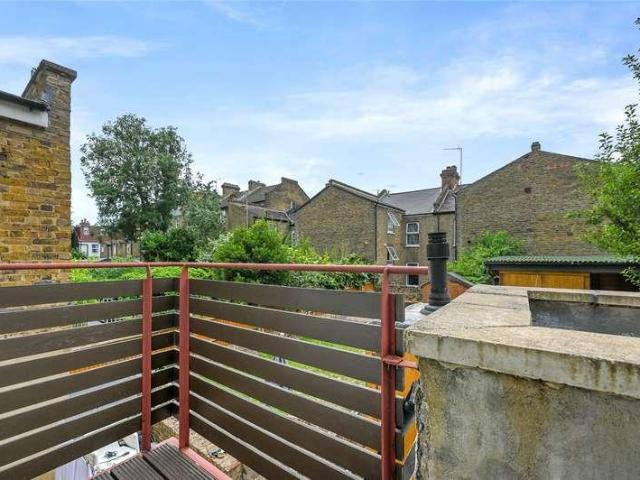 Flat for sale in Shepherd's Bush, Greater London