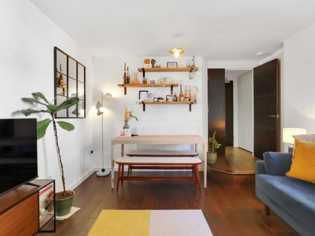 Flat for sale in Brownswood Park, Stoke Newington