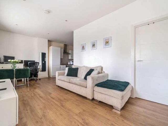 Flat for sale in Fole, Surrey