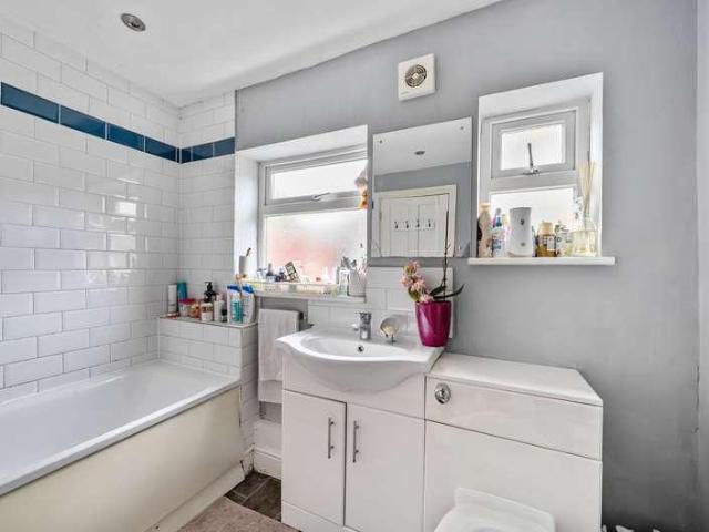 Flat for sale in E15, London