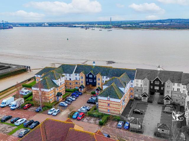 Flat for sale in Grays, Essex