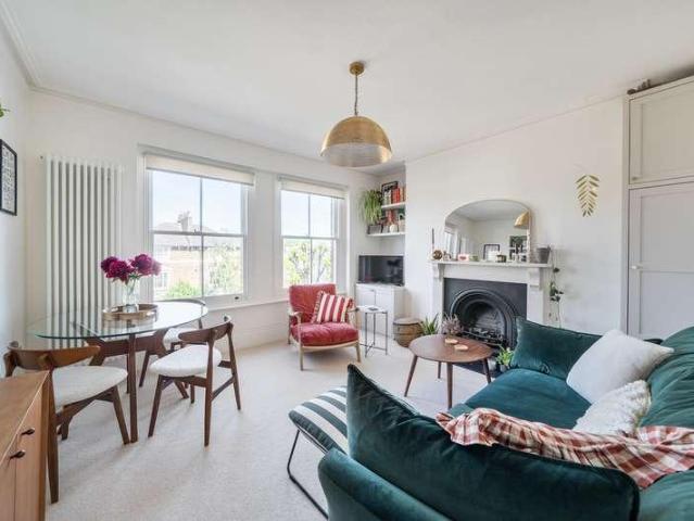 Flat for sale in Finsbury Park, Greater London