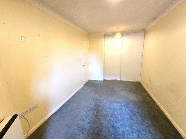 Flat for sale in Luton, Chatham