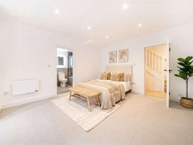 Flat for sale in London Borough of Ealing, Greater London
