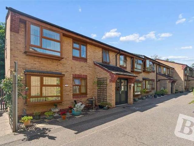 Flat for sale in Grays, Essex
