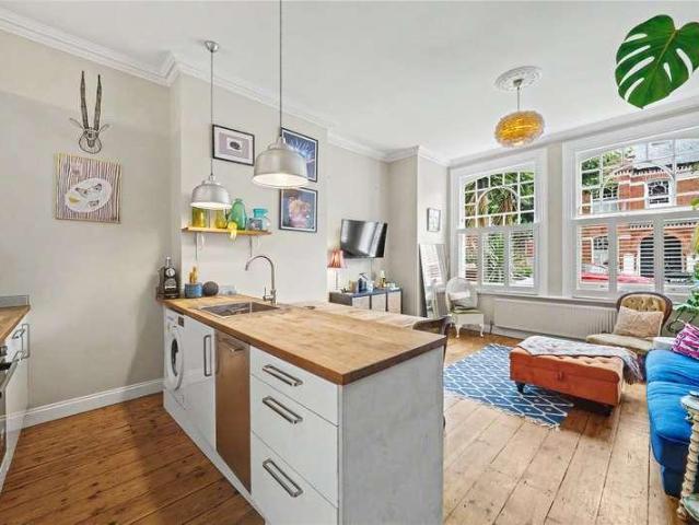Flat for sale in Balham, Greater London