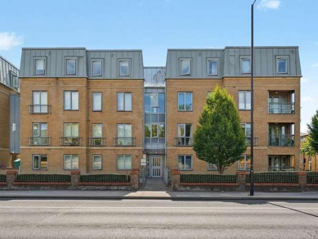 Flat for sale in Manor House, Greater London