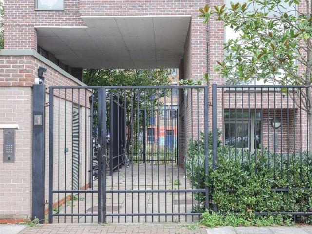 Flat for sale in Mile End, Greater London