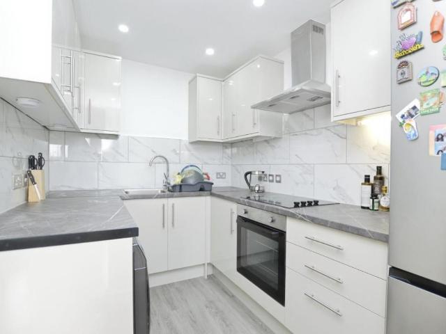 Flat for sale in E13, London