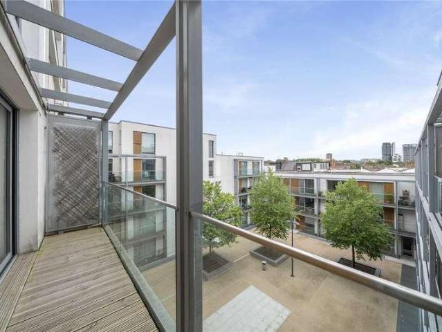 Flat for sale in Finsbury Park, Greater London