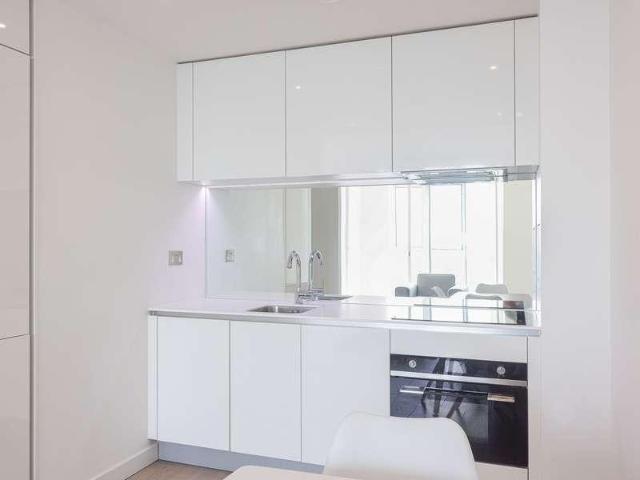 Flat for sale in Vauxhall, Greater London