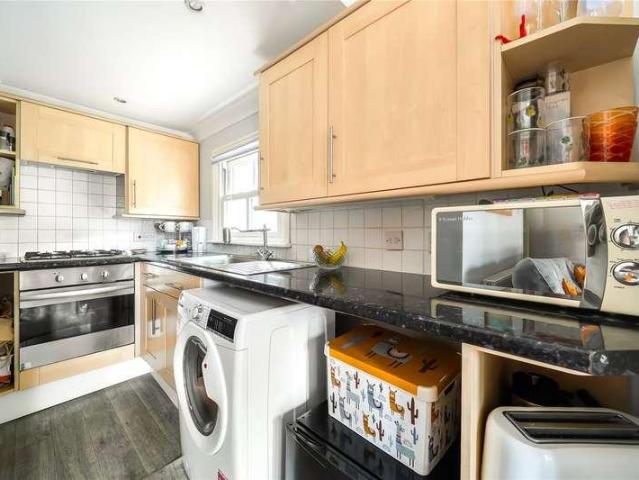 Flat for sale in Surbiton, Greater London