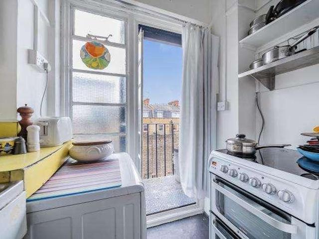 Flat for sale in Kensington, Greater London