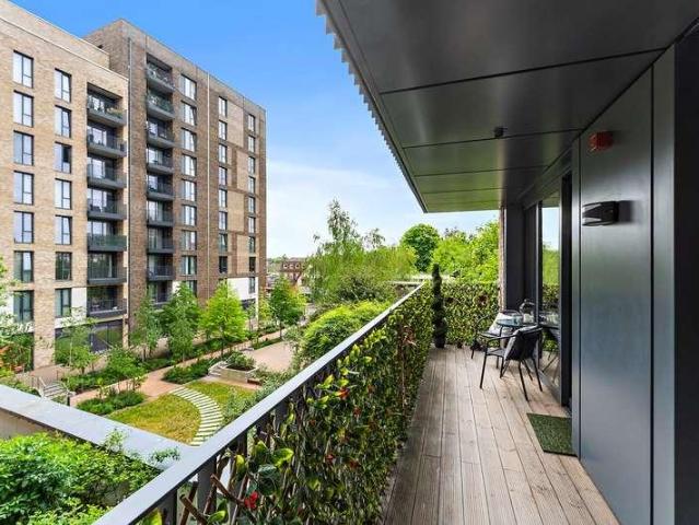 Flat for sale in Birch Green, Lower Halliford
