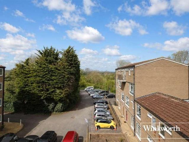 Flat for sale in Elstree and Borehamwood, Elstree